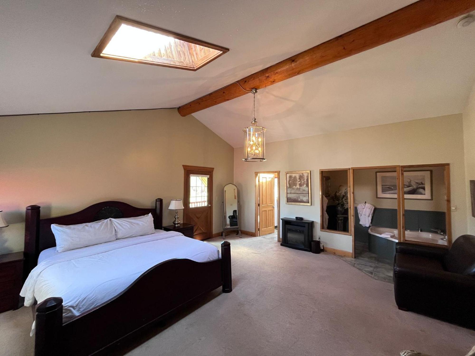 Inn On The Lake - Whitehorse Marsh Lake Room photo