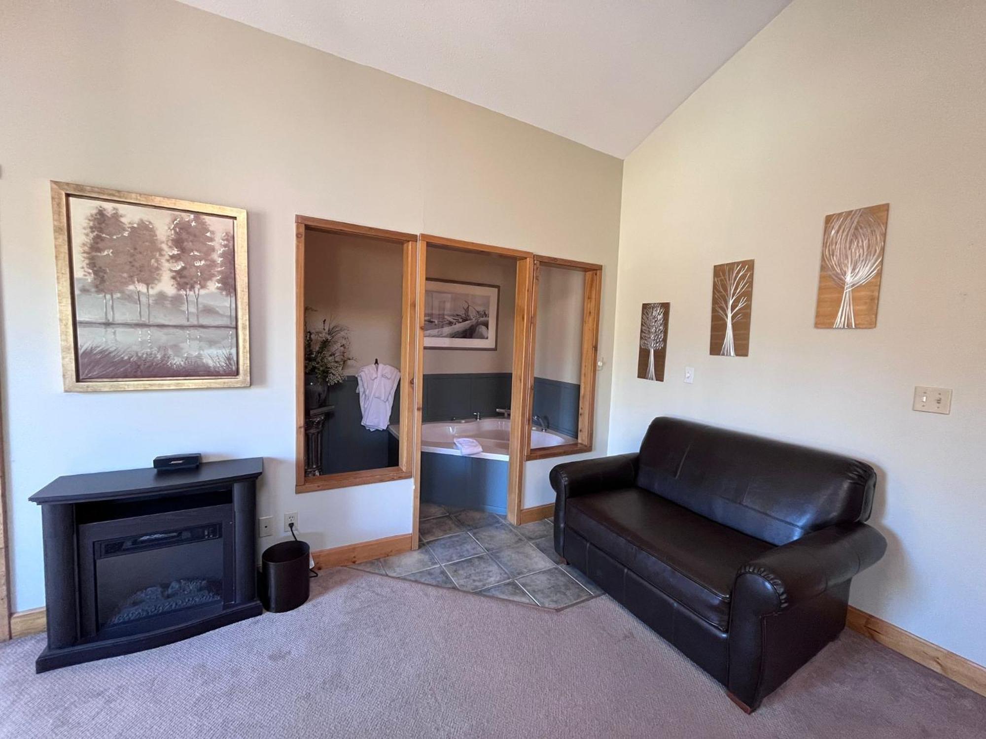 Inn On The Lake - Whitehorse Marsh Lake Room photo