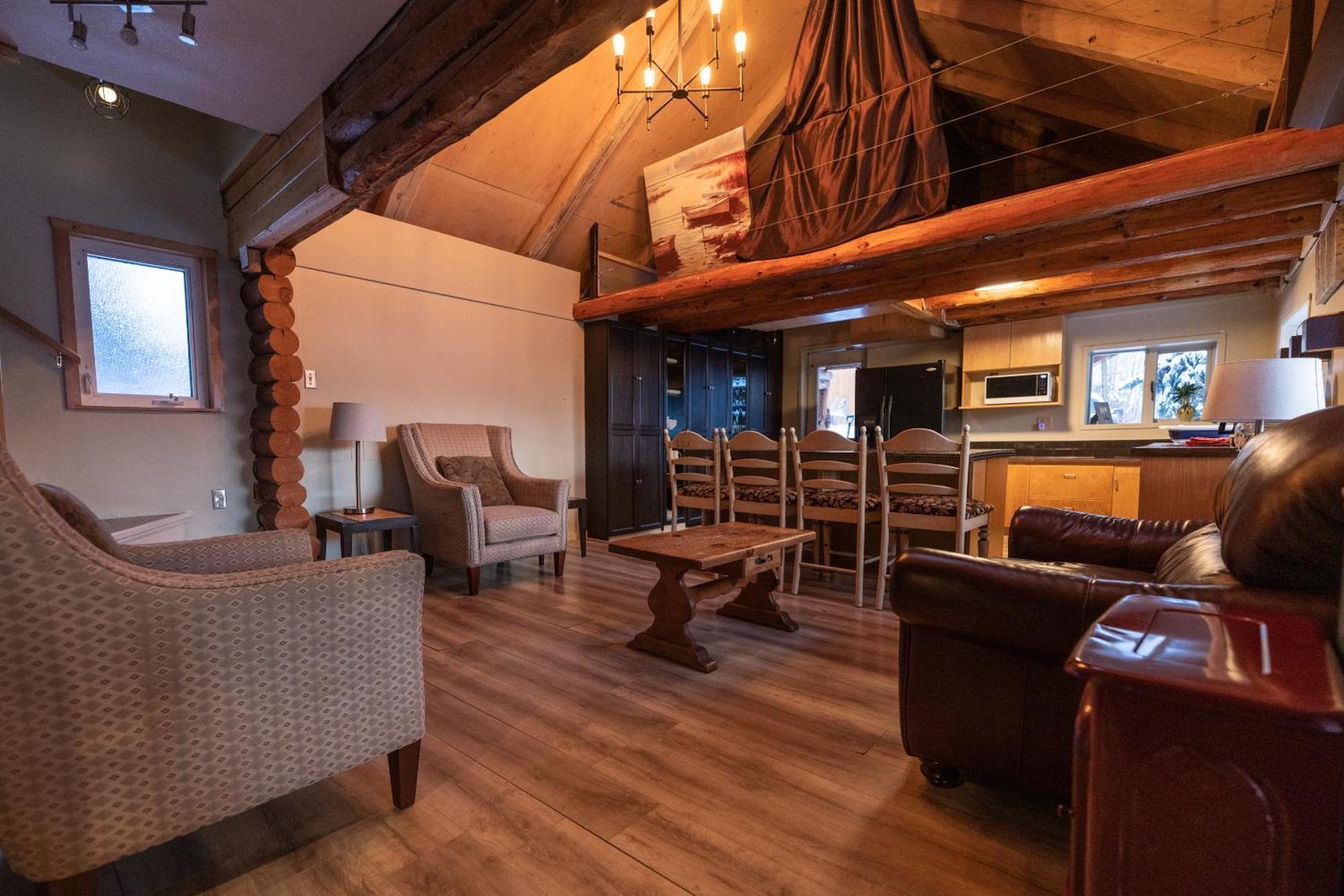 Inn On The Lake - Whitehorse Marsh Lake Room photo