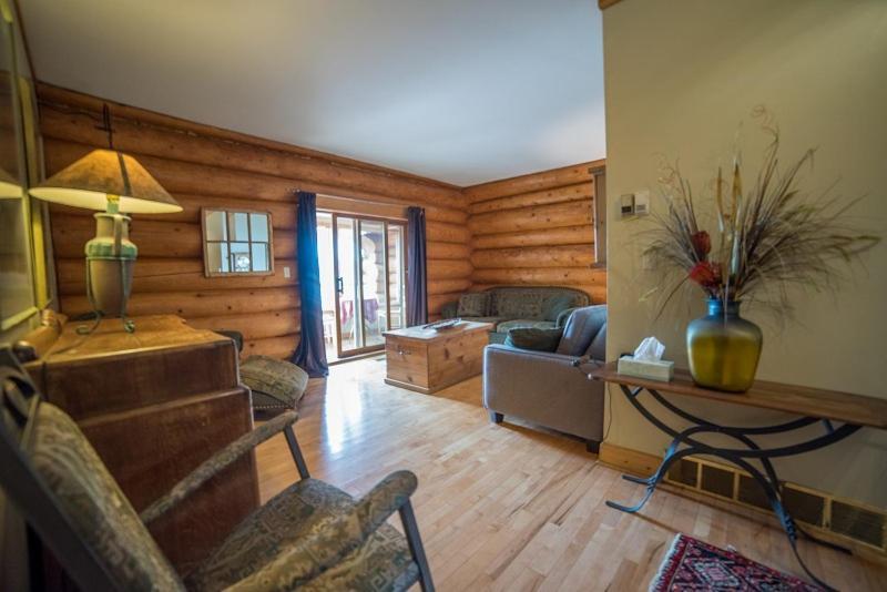 Inn On The Lake - Whitehorse Marsh Lake Room photo